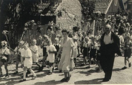 Kinderumzug Mitte der 50er Jahre